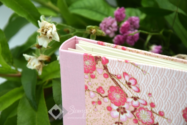 Leporello Album ca. 19,0x12,5x3,0 cm mit Verschlussschleife | Einband Japanpapier Chiyogami Blüten | rosa/ pink | Art. Nr. 97210301